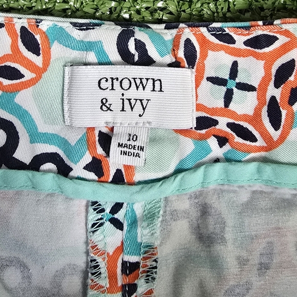 CROWN & IVY | SHELBY 97% COTTON BLEND SCALLOPED HEM GEO TILE SHORTS - Picture 15 of 16